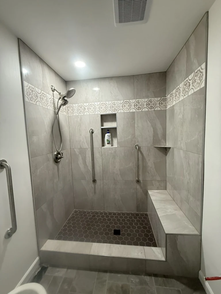 Tiled shower with a niche, bench and horizontal decorative band